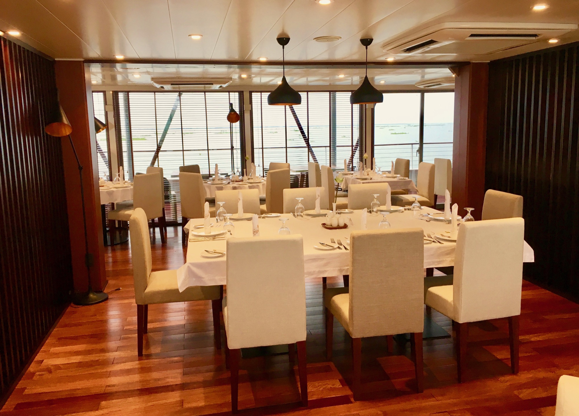 CroisiEurope RV Indochine II Restaurant 5.jpg